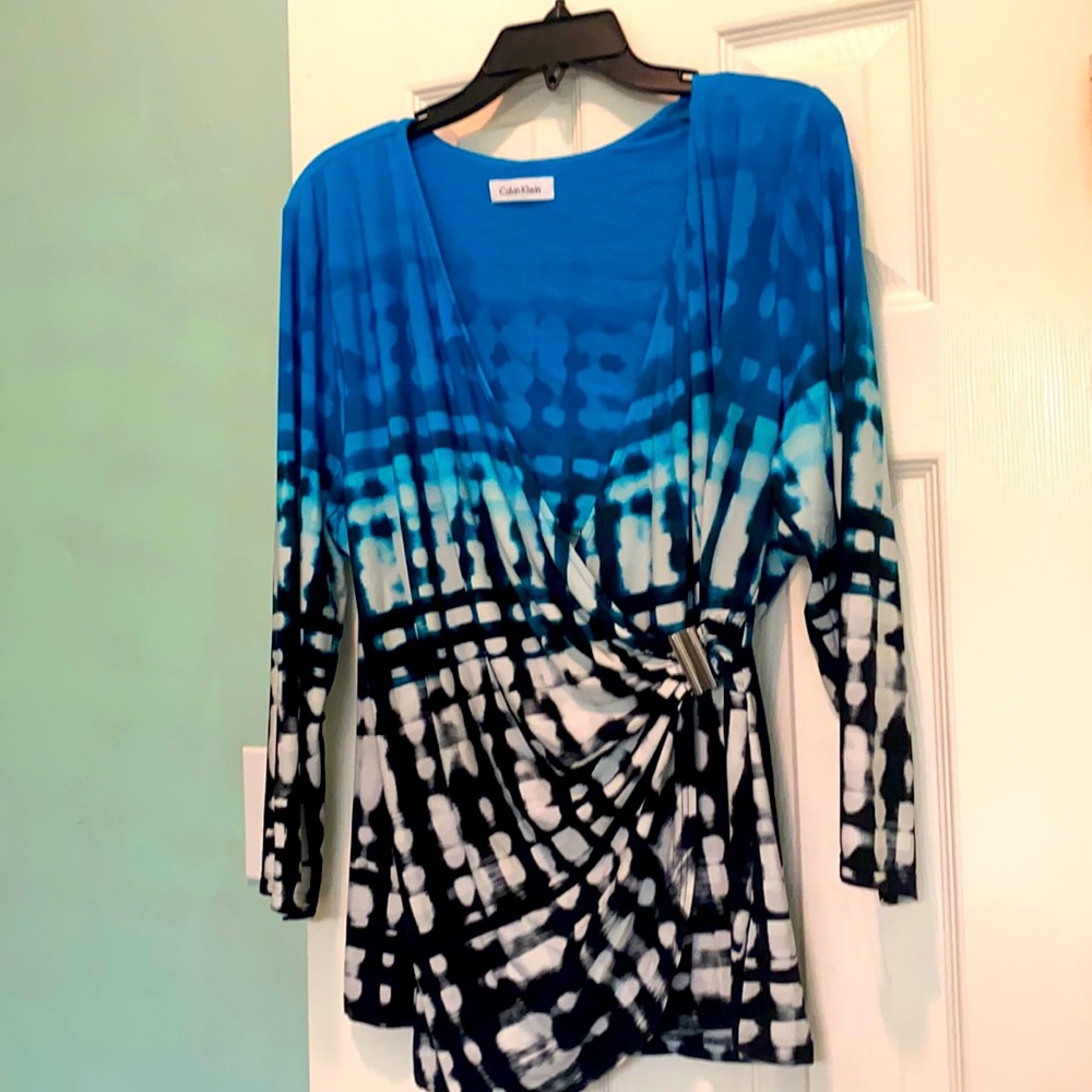 🦋 Calvin Klein 🦋 Womens Blouse in cool turquoise and black abstract print!
